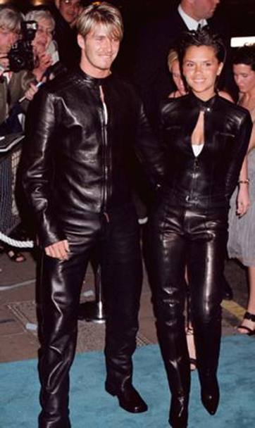 Di sola pelle vestito, per Versace, e con la moglie abbinata (1999)